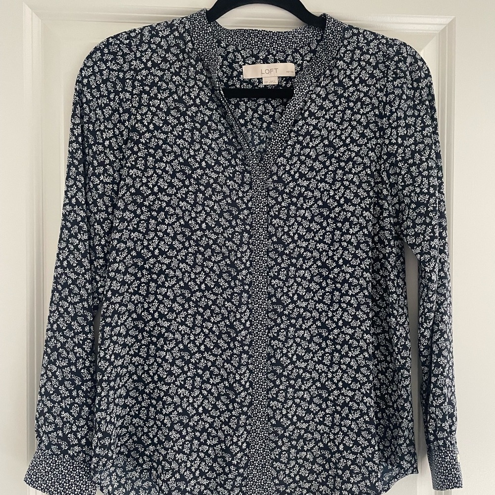 LOFT Women's navy and White Floral Top